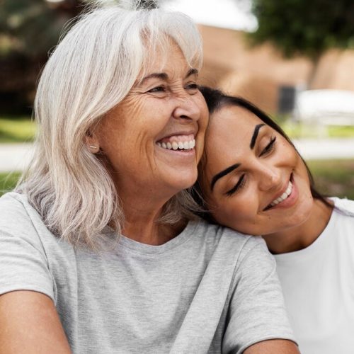 retrato-de-duas-amigas-com-diferentes-idades-ao-ar-livre_52683-101134